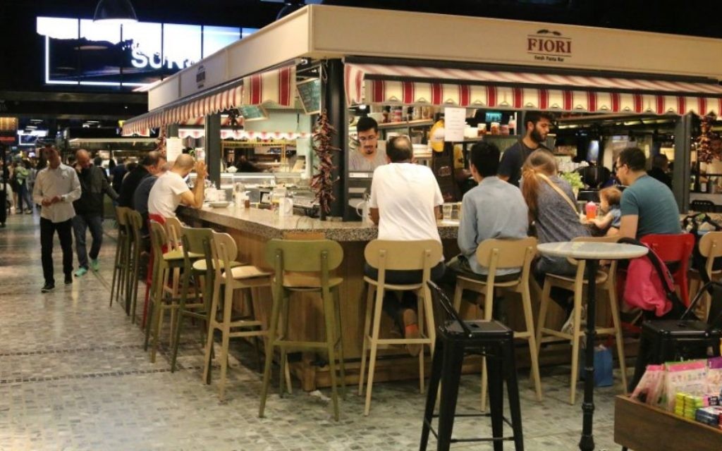 Le marché intérieur de Sarona est populaire auprès des habitants de Tel Aviv et des touristes. (Photo: Shmuel Bar-Am)