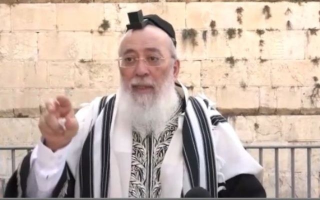 Shlomo Amar, grand rabbin de Jérusalem, au mur Occidental, le 14 juin 2016. (Crédit : capture d'écran Ynet) Shlomo Amar, grand rabbin de Jérusalem, au mur Occidental, le 14 juin 2016. (Crédit : capture d'écran Ynet)