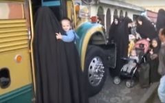 Des membres de la secte juive Lev Tahor quittent la ville guatémaltèque de San Juan La Laguna après leur expulsion en août 2014. (Crédit : Capture d'écran /YouTube)