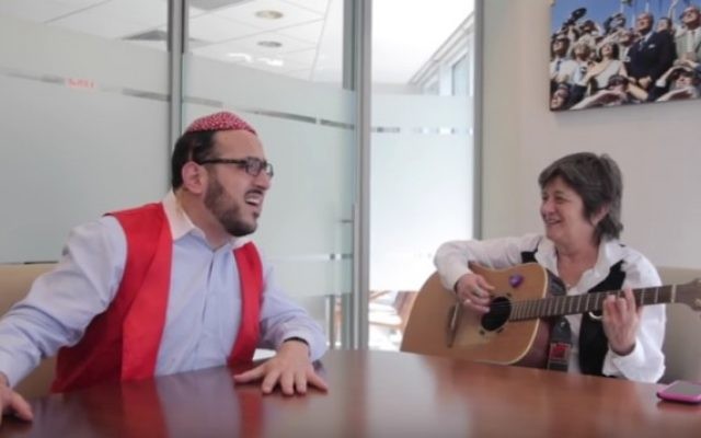 Le chanteur hassidique Lipa Schmeltzer et la compositrice israélienne Corinne Allal (Crédit : capture d'écran YouTube) Le chanteur hassidique Lipa Schmeltzer et la compositrice israélienne Corinne Allal (Crédit : capture d'écran YouTube)