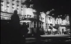 Des Juifs à Lviv, en Ukraine en 1938 (Crédit : capture d'écran YouTube)