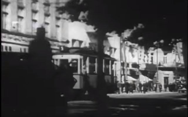 Des Juifs à Lviv, en Ukraine en 1938 (Crédit : capture d'écran YouTube)