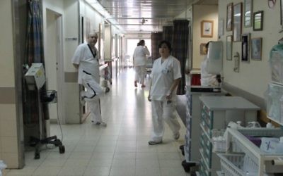 Photo illustrative de médecins et d'infirmières en Israël (Crédit photo: Meir Partush / Flash90)
