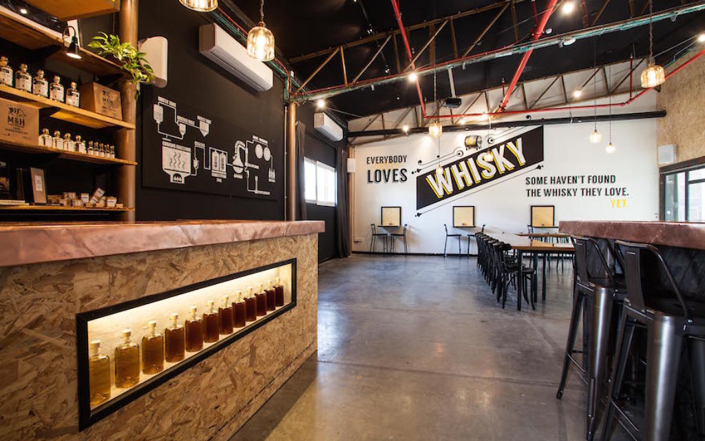 Milk & Honey, une distillerie de whisky à Jaffa, a récemment ouvert son centre d'un visiteur qui propose des visites guidées, des dégustations et des événements privés (Autorisation: Milk & Honey) Milk & Honey, une distillerie de whisky à Jaffa, a récemment ouvert son centre d'un visiteur qui propose des visites guidées, des dégustations et des événements privés (Autorisation: Milk & Honey)