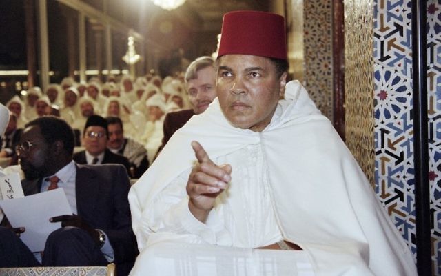 Cette photo prise le 15 Janvier 1998 montre l'ancien champion de boxe Mohamed Ali participant à une cérémonie religieuse pour le mois sacré du Ramadan dans le palais royal à Rabat (Crédits : Abdellak Senna / AFP) Cette photo prise le 15 Janvier 1998 montre l'ancien champion de boxe Mohamed Ali participant à une cérémonie religieuse pour le mois sacré du Ramadan dans le palais royal à Rabat (Crédits : Abdellak Senna / AFP)