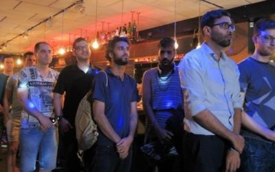 Une minute de silence en l'honneur des victimes du massacre d'Orlando pendant une veillée organisée au bar Evita de Tel Aviv, le 14 juin 2016. (Crédit : Melanie Lidman/Times of Israel)