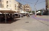 La place centrale de Netanya, dite "le kikar", lieu de rencontre de la communauté française de la ville. (Crédit : autorisation)
