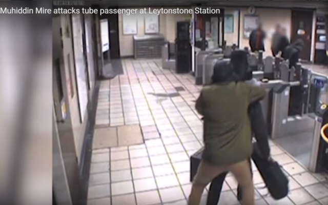 Capture d'écran d'une vidéo amateur de l'attaque dans le métro londonien par Muhaydin Mire, décembre 2015 (Crédit : capture d'écran YouToube) Capture d'écran d'une vidéo amateur de l'attaque dans le métro londonien par Muhaydin Mire, décembre 2015 (Crédit : capture d'écran YouToube)