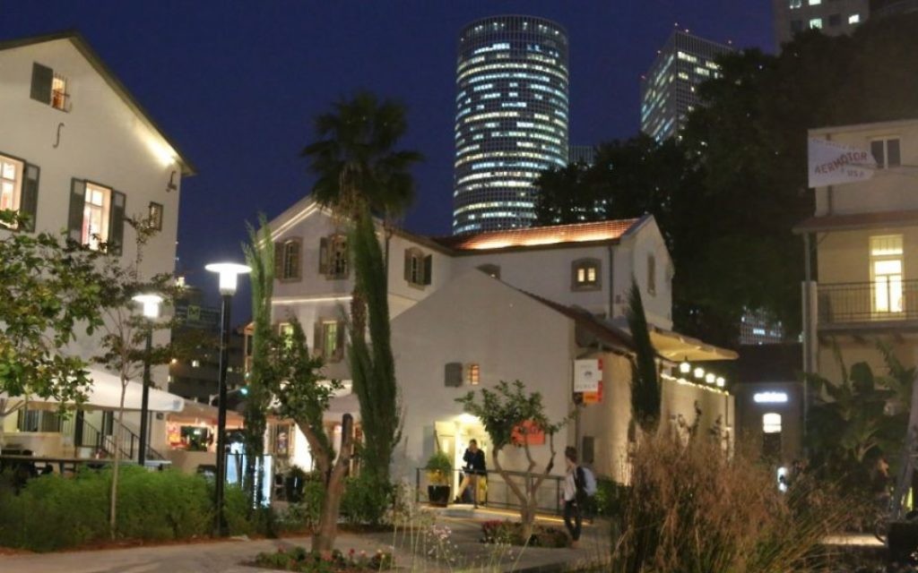 Sarona la nuit, avec les tours ultra-modernes Azraeli de Tel-Aviv en arrière-plan. (Photo: Shmuel Bar-Am)