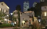 Sarona la nuit, avec les tours ultra-modernes Azraeli de Tel-Aviv en arrière-plan. (Photo: Shmuel Bar-Am)