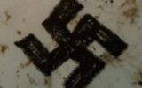 Un graffiti de croix gammée trouvé sur une aire de jeu pour enfants du quartier de Stamford Hill, à Londres. (Crédit : Shomrim)