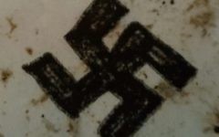 Un graffiti de croix gammée trouvé sur une aire de jeu pour enfants du quartier de Stamford Hill, à Londres. (Crédit : Shomrim)