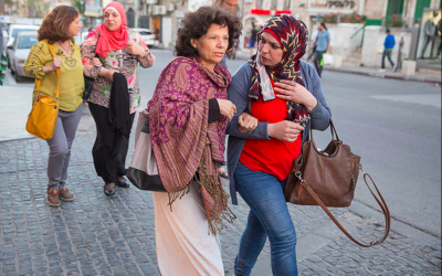 Annie Kurland et une collègue enseignante au marché Mahane Yehuda de Jérusalem en 2016, dans le cadre du projet de coexistence Salle des profs 2016, qui comprend une exposition de photos visible au YMCA de Jérusalem. (Crédit : Dana Talel)