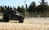 Un véhicule sans conducteur de l'armée israélienne près de la partie sud de la clôture de la frontière entre Israël et la bande de Gaza. (Crédit : Zev Marmorstein/unité des portes-paroles de l'armée israélienne)