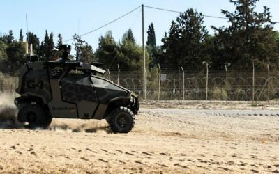 Un véhicule sans conducteur de l'armée israélienne près de la partie sud de la clôture de la frontière entre Israël et la bande de Gaza. (Crédit : Zev Marmorstein/unité des portes-paroles de l'armée israélienne)