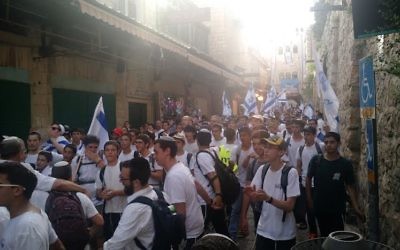 Des participants à la marche annuelle lors de Yom Yeroushalayim dans le quartier musulman, le 5 juin 2016 (Crédit : Judah Ari Gross/Times of Israel)