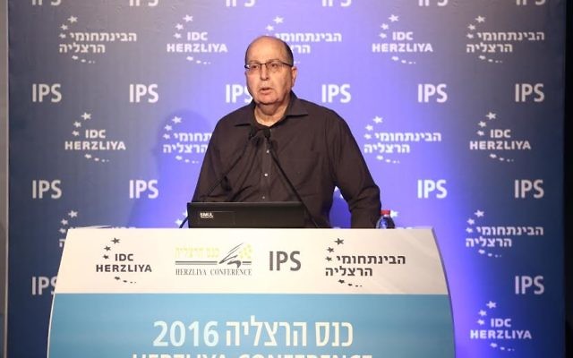 Moshe Yaalon à la Conférence d'Herzliya, le 16 juin 2016 (Autorisation Jeremy Ruden)