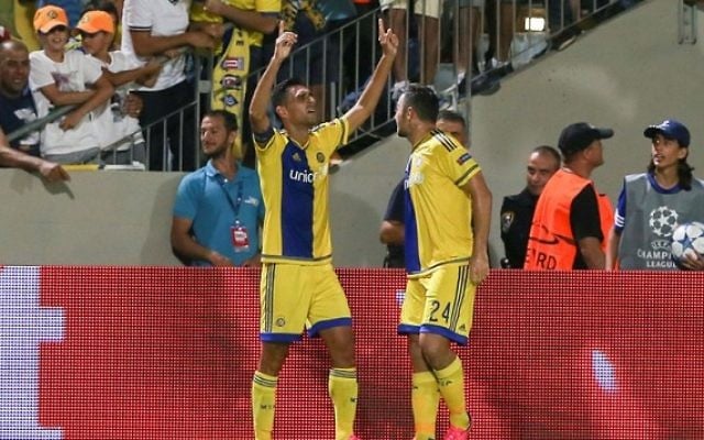 Eran Zahavi, du Maccabi Tel Aviv (à gauche), célèbre un but pendant un match préliminaire de la Ligue des Champions UEFA contre le FC Basel suisse, au stade Bloomfield de Tel Aviv, le 25 août 2015. (Crédit : Yonatan Sindel/Flash90)