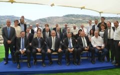 Une réunion du cabinet des ministres dans le parc Ein Lavan du sud de Jérusalem, pour marquer la Journée de Jérusalem, le 2 juin 2016 (Crédit : Jacky Levy/Jerusalem Municipality)