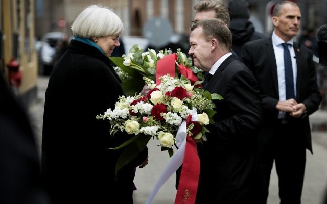 Le Premier ministre danois Lars Lokke Rasmussen parle à Bodil Uzan (à gauche), la mère de Dan Uzan qui a été tué alors qu'il travaillait comme garde de sécurité d'une synagogue, durant un hommage, à Copenhague, le 14 février 2016 (Crédit : AFP/Scanpix/Liselotte SABROE) Le Premier ministre danois Lars Lokke Rasmussen parle à Bodil Uzan (à gauche), la mère de Dan Uzan qui a été tué alors qu'il travaillait comme garde de sécurité d'une synagogue, durant un hommage, à Copenhague, le 14 février 2016 (Crédit : AFP/Scanpix/Liselotte SABROE)