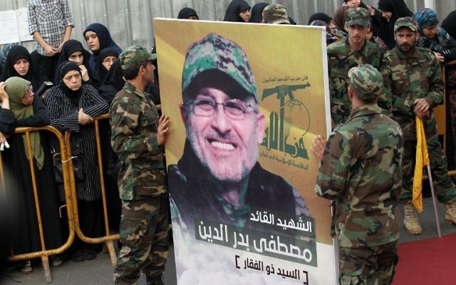 Portrait de Mustafa Badreddine, commandant du Hezbollah tué dans une attaque en Syrie, vu lors de ses funérailles dans le quartier Ghobeiry du sud de Beyrouth, le 13 mai 2016. (Crédit : Anwar Amro/AFP) Portrait de Mustafa Badreddine, commandant du Hezbollah tué dans une attaque en Syrie, vu lors de ses funérailles dans le quartier Ghobeiry du sud de Beyrouth, le 13 mai 2016. (Crédit : Anwar Amro/AFP)