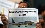 Les journalistes égyptiens allument une bougie à la mémoire des victimes de EgyptAir MS804 devant le Syndicat des journalistes au Caire le 24 mai 2016. (Crédit : Mohamed el-Shahed / AFP)