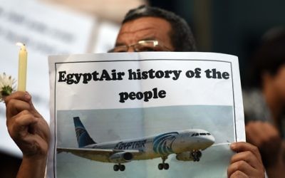 Les journalistes égyptiens allument une bougie à la mémoire des victimes de EgyptAir MS804 devant le Syndicat des journalistes au Caire le 24 mai 2016. (Crédit : Mohamed el-Shahed / AFP)