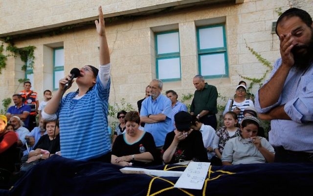 Rina Ariel, pleure devant le corps de sa fille Hallel, 13 ans, qui a été poignardée à mort par un terroriste palestinien de 17 ans, chez elle. Les funérailles ont eu lieu dans l'implantation de  Kiryat Arba  le 30, juin 2016 (Crédit : AFP/Gil Cohen-Magen)