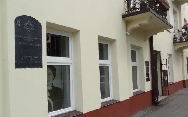 Cette photo prise le 23 juin 2016 montre la maison de la rue Planty à Kielce, où la police communiste, des soldats et des métallos ont tué 37 Juifs le 4 Juillet 1946. (Crédit : AFP PHOTO / Bernard Osser) Cette photo prise le 23 juin 2016 montre la maison de la rue Planty à Kielce, où la police communiste, des soldats et des métallos ont tué 37 Juifs le 4 Juillet 1946. (Crédit : AFP PHOTO / Bernard Osser)