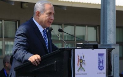 Le Premier ministre Benjamin Netanyahu pendant une cérémonie marquant le 40e anniversaire de l'opération Entebbe, à l'aéroport d'Entebbe en Ouganda, le 4 juillet 1976. (Crédit : AFP/Ronald Kabuubi)