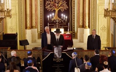 Des Roumains, membres de la communauté juive lors d'un service à la mémoire du survivant de l'Holocauste, Elie Wiesel, au Choral Temple à Bucarest, le 7 juillet 2016 (Crédit : AFP PHOTO / DANIEL MIHAILESCU)