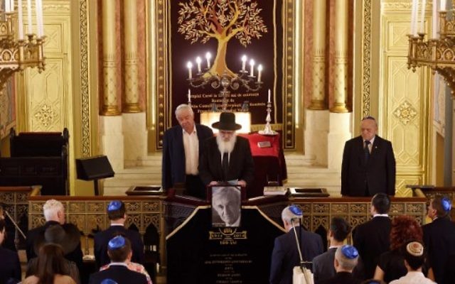 Des Roumains, membres de la communauté juive lors d'un service à la mémoire du survivant de l'Holocauste, Elie Wiesel, au Choral Temple à Bucarest, le 7 juillet 2016 (Crédit : AFP PHOTO / DANIEL MIHAILESCU) Des Roumains, membres de la communauté juive lors d'un service à la mémoire du survivant de l'Holocauste, Elie Wiesel, au Choral Temple à Bucarest, le 7 juillet 2016 (Crédit : AFP PHOTO / DANIEL MIHAILESCU)