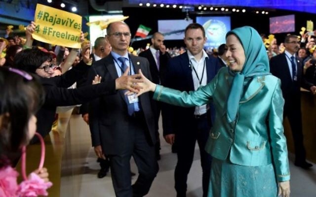 La présidente du Conseil national de la résistance iranienne (CNRI) Maryam Radjavi arrive à la rencontre annuelle du CNRI au Bourget, le 9 juillet 2016. (Crédit : AFP/Alain Jocard) La présidente du Conseil national de la résistance iranienne (CNRI) Maryam Radjavi arrive à la rencontre annuelle du CNRI au Bourget, le 9 juillet 2016. (Crédit : AFP/Alain Jocard)