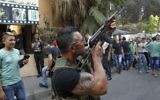 Un Libanais armé pendant la procession funéraire de Hamad al-Moqdad, une des victimes libanaises d'un attentat à la voiture piégée qui a tué des dizaines de personnes dans un bastion du Hezbollah à Beyrouth, le 16 août 2013. (Crédit : AFP/Anwar Amro)
