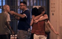 Des gens réagissent sur la Promenade des Anglais, à Nice, le 15 juillet 2016, suite à une attaque terroriste par "camion-bélier" (Crédit : AFP/Valery Hache)
