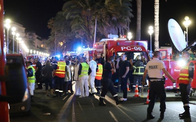 Des camions d'ambulance à Nice après l'attaque au 'camion-bélier' le 14 juillet 2016 (Crédit : Valery Hache/AFP)