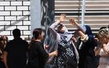 Une femme réagit après avoir découvert la mort de son petit-fils alors qu'elle cherche encore sa fille à l'hôpital Pasteur à Nice le 16 juillet 2016. (Crédit : AFP / ANNE-CHRISTINE POUJOULAT)