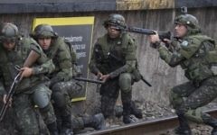Les forces spéciales de l'armée brésilienne chargée de la sécurité des Jeux Olympiques de Rio s'entraînent le long de la plateformes de la gare de Deodoro, à Rio de Janeiro, au Brésil, le 16 juillet 2016. (Crédit : AFP/Christophe Simon)