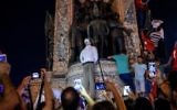 Des partisans d'Erdogan pendent une effigie du dignitaire musulman vivant aux Etats-Unis Fethullah Gülen lors d'un rassemblement sur la place Taksim à Istanbul, le 18 juillet  2016, suite à la tentative de coup d'Etat manqué du 15 juillet (Crédit photo:  OZAN KOSE / AFP)