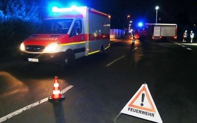 Les secours se rassemblent près de la voie ferrée à Wuerzburg, en Bavière, où un homme a attaqué un train de passagers avec une hache, le 18 juillet 2016. (Crédit : AFP/DPA/Karl-Josef Hildenbrand)