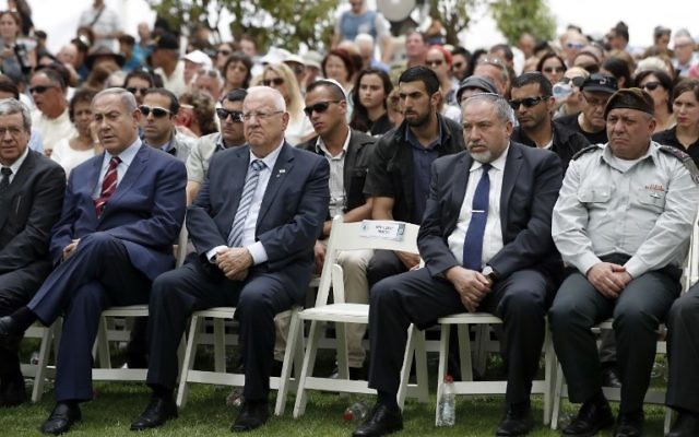 (Aiu premier rang de gauche à droite) Le Premier ministre Benjamin Netanyahu, le président Reuven Rivlin, le ministre de la Défense Avigdor Lieberman et le chef d'état-major de Tsahal le général Gadi Eizenkot assistent à la cérémonie commémorative officielle du dixième anniversaire de la deuxième guerre du Liban au cimetière militaire du mont Herzl à  Jérusalem le 19 juillet 2016. (Crédit photo: Thomas Coex / AFP)
