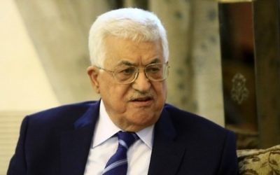 Le président de l'Autorité palestinienne Mahmoud Abbas rencontre le président soudanais (non visible sur la photo) à son arrivée à l'aéroport de Khartoum, le 19 juillet 2016. (Crédit : AFP/Ashraf Shazly)
