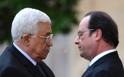 Le président français François Hollande, à droite, et le président de l'Autorité palestinienne Mahmoud Abbas à son arrivée au palais de l'Elysée, à Paris, le 21 juillet 2016. (Crédit : Stéphane de Sakutin/Pool/AFP)