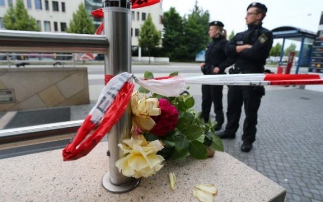 Des officiers de police à l'entrée d'une station de métro, près du centre commercial Olympia Einkaufzentrum OEZ à Munich, le 23 juillet 2016, un jour après une fusillade commise par un adolescent et qui a fait 9 morts (Crédit : AFP PHOTO/DPA/Karl-Josef Hildenbrand) Des officiers de police à l'entrée d'une station de métro, près du centre commercial Olympia Einkaufzentrum OEZ à Munich, le 23 juillet 2016, un jour après une fusillade commise par un adolescent et qui a fait 9 morts (Crédit : AFP PHOTO/DPA/Karl-Josef Hildenbrand)