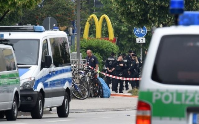 Des officiers de police sécurisent la zone autour d'un restaurant McDonald près du centre commercial Olympia Einkaufzentrum OEZ à Munich le 23 juillet 2016, un jour après une fusillade ayant fait 9 morts (Crédit : AFP PHOTO/Christof Stache) Des officiers de police sécurisent la zone autour d'un restaurant McDonald près du centre commercial Olympia Einkaufzentrum OEZ à Munich le 23 juillet 2016, un jour après une fusillade ayant fait 9 morts (Crédit : AFP PHOTO/Christof Stache)
