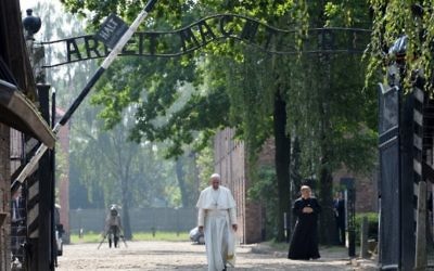 Le pape François sort de l'ancien camp de la mort nazi d'Auschwitz, à Oswiecim, en Pologne, le 29 juillet 2016. (Crédit : Janek Skarzynski/AFP)