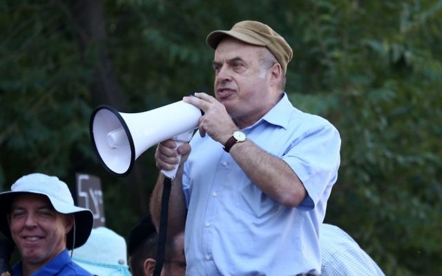 Le chef de l'Agence juive Natan Sharansky lors d'une manifestation devant la Cour suprême religieuse à Jérusalem pour défendre la conversion au judaïsme de Nicole, Américaine de 31 ans convertie par le rabbin Haskel Lookstein, le 6 juillet 2016 (Crédit : Ezra Landau)