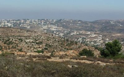 Vue sur Bir Zeit (à gauche) et Jifna, en septembre 2011. (Crédit : Yaakov /Travail personnel/CC BY-SA 3.0/WikiCommons)