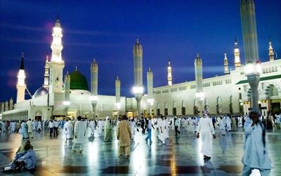 La Mosquée du prophète, à Médine, deuxième ville sainte de l'islam, en Arabie saoudite. Un attentat suicide a eu lieu devant la mosquée le 4 juillet 2016. (Crédit : Omar Chatriwala/CC BY 2.0/WikiCommons)