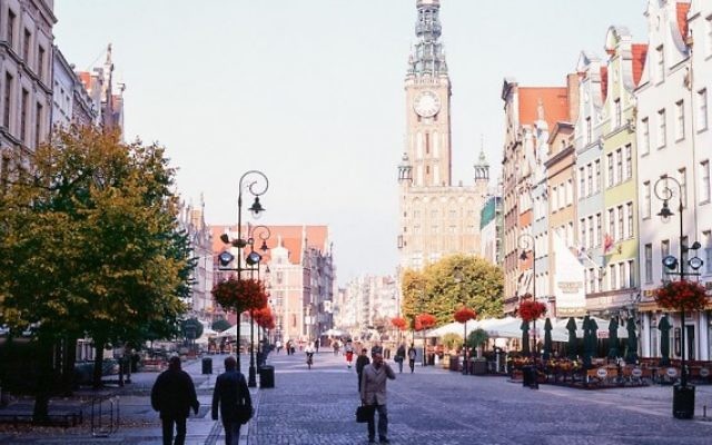 La mairie et la rue Długi Targ  de Gdansk, en Pologne. (Crédit : CC BY/kishjar?/Flickr)